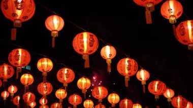 Aydınlatılmış kırmızı Çin yılbaşı fenerinin arka planında odak havai fişekleri seçin