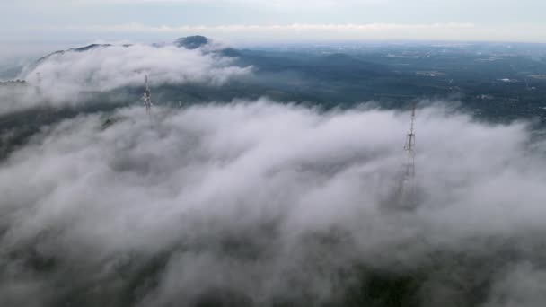 Letecký Pohled Ranní Mlha Mrak Rychlý Pohyb Telekomunikační Věž — Stock video