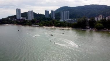 Georgetown, Penang, Malezya - 20 Ekim 2021: Batu Ferringhi plajında hava jet ski aktivitesi