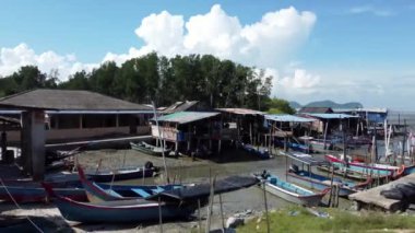 Seberang Perai, Penang, Malezya - 24 Ekim 2021 Balıkçı tekneleri üzerinden balıkçı köyüne doğru ilerleyin