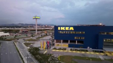 Seberang Perai, Penang, Malezya - 14 Aralık 2022: Alacakaranlıkta IKEA alışveriş merkezine doğru ilerleyin