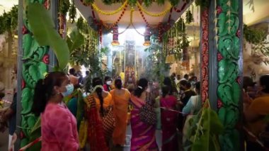 Bukit Mertajam, Penang, Malezya - 18 Aralık 2022: Sri Mariamman Tapınağı 'nda Hint namazı kılın