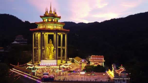 2022年2月20日マレーシア ペナン州ジョージタウン 夕暮れ時の美しい劇的な太陽の光の中で慈悲寺の女神から空中飛行 — ストック動画