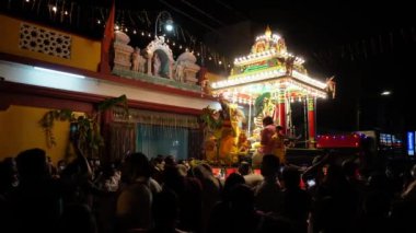 Bukit Mertajam, Penang, Malezya - 18 Aralık 2022: Takipçiler Kovil Sungurumbai Nattukkottai Chettiars Sri Thendayuthapani tapınağı önünde dua ediyorlar