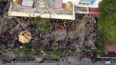 Bukit Mertajam, Penang, Malezya - 18 Aralık 2022: Hava manzaralı insanlar Shri Maha Mangalanayagi Amman Devasthanam Tapınağı 'nda at arabası çektiler