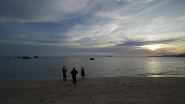 马来西亚槟城Batu Maung 2022年3月30日 3名穆斯林女孩在日落时到海滩聊天 — 图库视频影像