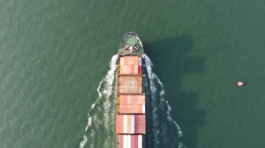 Georgetown, Penang, Malezya - 13 Nisan 2022: Güneşli bir günde havadan aşağıya bakan konteyner gemisi denize açıldı