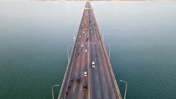 Letecký pohled ranní automobilový provoz přes moře na dálnici Penang Bridge