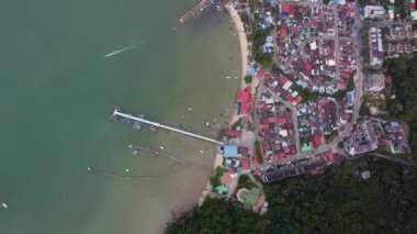 Hava manzaralı Teluk Bahang balıkçı köyü ve kasaba