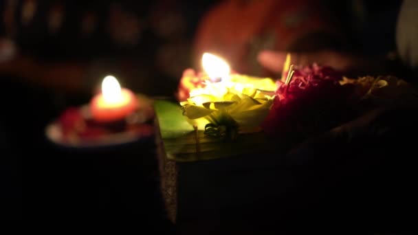Close Flower Candle Hold Hindu Devotees — Vídeo de Stock