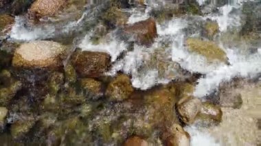 Yağmur ormanlarındaki kayaların üzerinden akan su akıntısının üst görüntüsü Sungai Sedim, Kedah