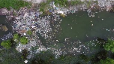 Nehirdeki yasadışı çöplüğün hava kayması görüntüsü