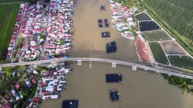 Balıkçı köyündeki Kuala Kurau köprüsü.