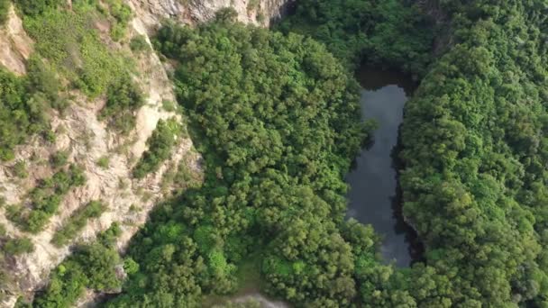 Letecký Pohled Jezero Vedle Červeného Jílu Půdy Kopec — Stock video