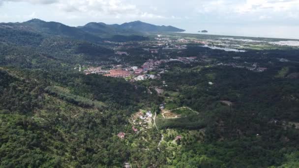Pandangan Udara Mendung Hari Atas Balik Pulau Daerah Bukit — Stok Video