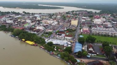 Teluk Intan, Perak, Malezya - 01 Mayıs 2022: Sungai Perak 'ın yanındaki Teluk Intan kasabası