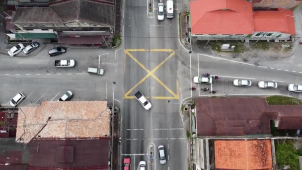 2022年5月1日 マレーシア パーク市西粟島 旧市街付近の交差点付近で空中上から車でのアクセス — ストック動画