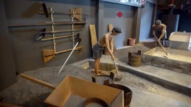 Kampar, Perak, Malezya - 02 Mayıs 2022: Kinta Tin Mining (Çakıl Pompası) Müzesindeki kalay madenciliğinde çalışan heykele doğru yavaşça ilerleyin