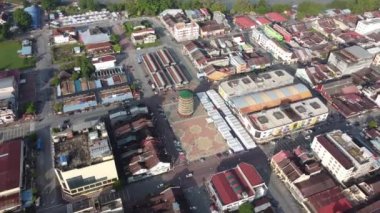 Teluk Intan, Perak, Malezya - 02 Mayıs 2022: Sabah Teluk Intan kulesi havadan izleme görüntüsü