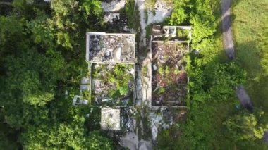 Teluk Intan, Perak, Malezya - 02 Mayıs 2022: Havadan inen hava sabah gündoğumunda yıkılan binaya bakın