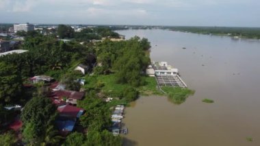 Teluk Intan, Perak, Malezya - 02 Mayıs 2022: Sungai Perak nehir kıyısı üzerinde uçuş
