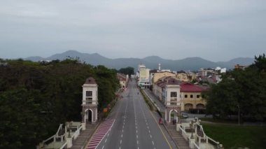 Ipoh, Perak, Malezya - 04 Mayıs 2022: Yavaşça Kinta Nehir Köprüsü 'ne ilerleyin. Sabah daha az araç.