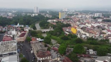 Ipoh, Perak, Malezya - 04 Mayıs 2022: Kinta Nehri yakınlarındaki hava manzaralı