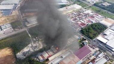 Seberang Perai, Penang, Malezya - 06 Mayıs 2022: İHA fabrikada yanan ateş siyah dumanı serbest bıraktı