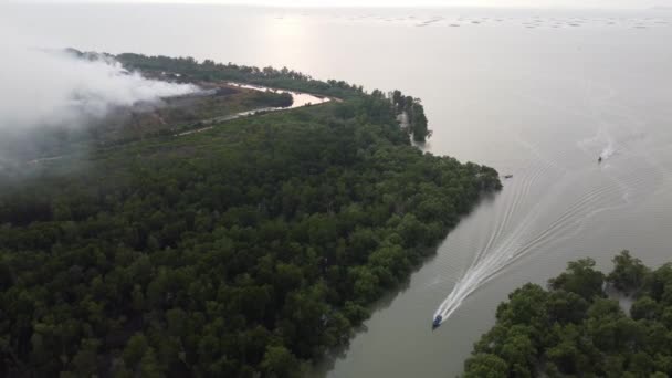 Een Vissersboot Terug Van Zee Achtergrond Dat Brand Gebeurd Wetland — Stockvideo