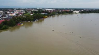 Hava manzaralı tekne Sungai Perak nehri yakınlarındaki Teluk Intan kasabasına vardı.