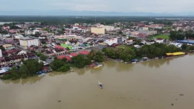 Yolcu gemisi Teluk Intan 'dan Sungai Perak' ı geçiyor.