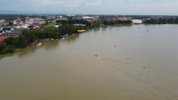 Vue Aérienne Bateau Arriver Jetée Teluk Intan Ville Près Sungai — Video