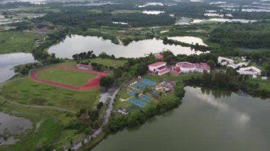 Hava manzaralı Rakan Muda Kompleksi Kampar terk edilmiş teneke madencilik gölü yakınında
