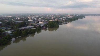 Teluk Intan 'daki Sungai Perak nehir kıyısında.