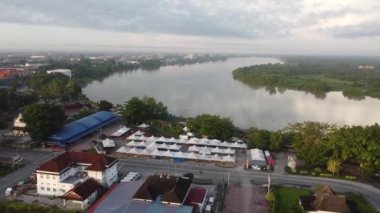 Teluk Intan kasabasından Sungai Perak 'a doğru uç.