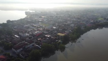 Hava silueti sabah sisli Teluk Intan nehir kıyısında