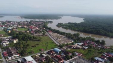 Sungai Perak nehri yakınlarındaki Teluk Intan kasabası