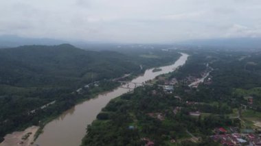 Hava görüntüsü Sungai Perak Demiryolu Köprüsü Jambatan Victoria, Perak puslu bir sabah