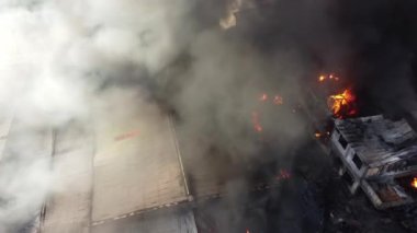 Fabrikada gündüz hava manzaralı yangın.