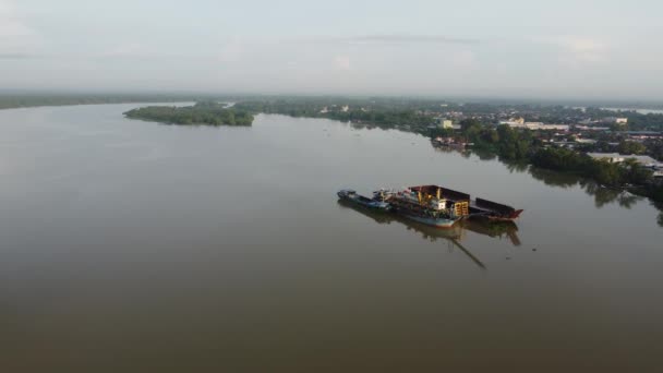 Aereo Volare Verso Nave Utilizzata Estrazione Sabbia Del Fiume Sungai — Video Stock