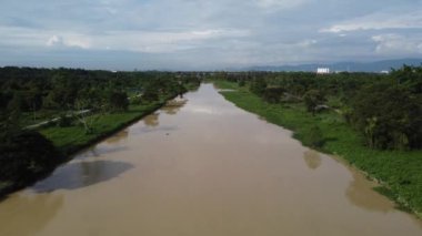 Sungai Perai nehri çevresindeki yeşil tarlalarla çevrilidir.