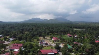 Sıcak ve güneşli bir günde Malay köyü üzerinde hava manzarası.