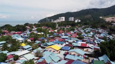 Gündüz vakti Teluk Bahang köyünün çatısı