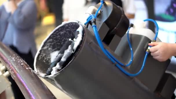 Gefälschte Blasenspray Maschine Pustet Drinnen — Stockvideo