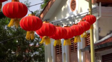 Miras evinin dışında asılı kırmızı Çin feneri.
