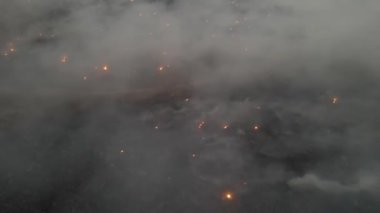 Gece çöp sahasında hava manzaralı duman salınımı. Sis ve hava kirliliği