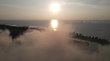 Arazi dolgusu alanından çıkan siluet dumanı. Sis ve hava kirliliği