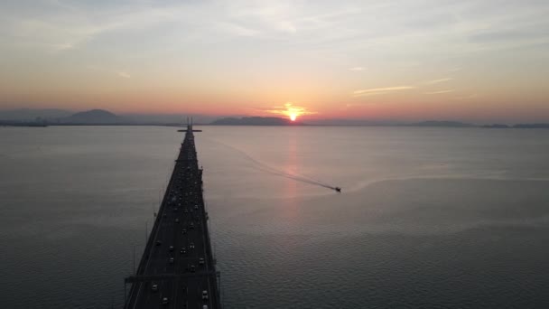 日出时分 空中观光渔船在槟城大桥附近活动 — 图库视频影像