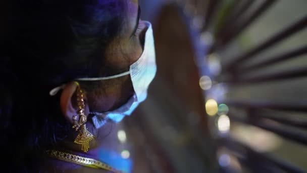 Vyberte Zaměření Indická Žena Obličejovou Maskou Čekat Brány Světelný Odraz — Stock video