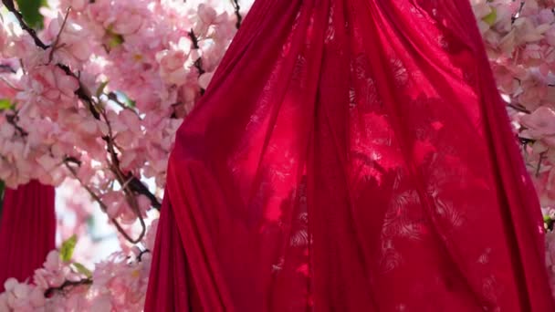 Κόκκινο Χρώμα Ύφασμα Κυματίζει Κοντά Ψεύτικο Λουλούδι Δαμάσκηνο Διακόσμηση Κατά — Αρχείο Βίντεο